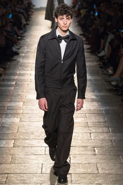 Look 60